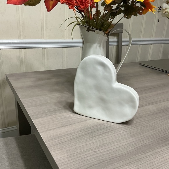 Rae Dunn White Heart-Shaped 'Boss Mom' Decor - Picture 2 of 3
